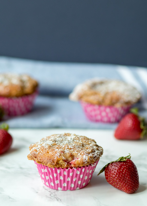 Strawberry Rhubarb Crumble Muffins