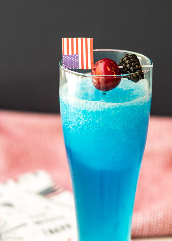 Red, White & Blue Lemonade Slushie Cocktails  |  Lemon & Mocha