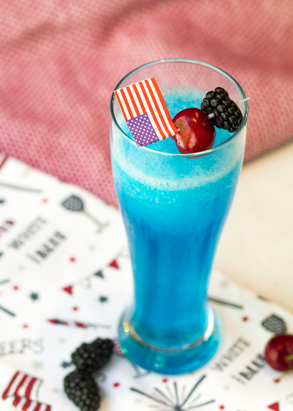 Red, White & Blue Lemonade Slushie Cocktails  |  Lemon & Mocha