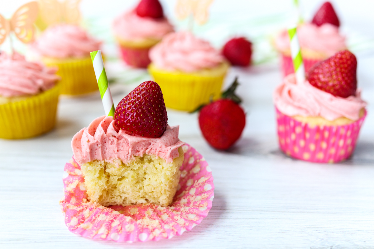 Strawberry Lemonade Cupcakes  |  Lemon & Mocha